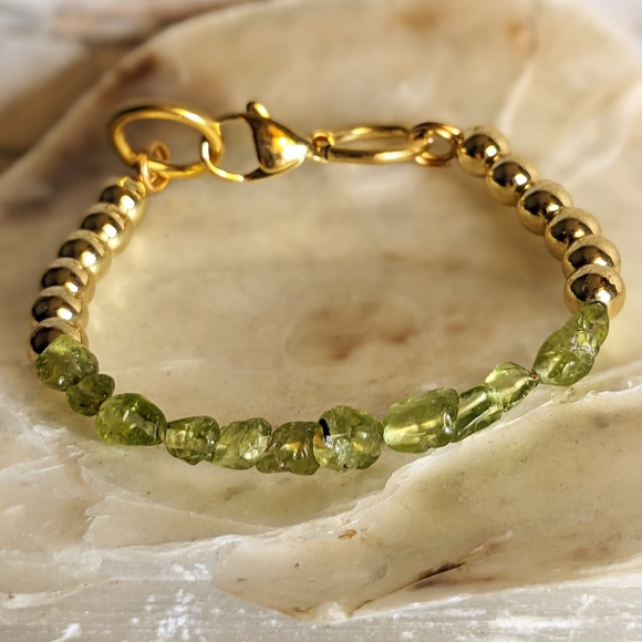 Natural Peridot Chips And Gold Beads In Half And Half Design Bracelet - Picture 7 of 7